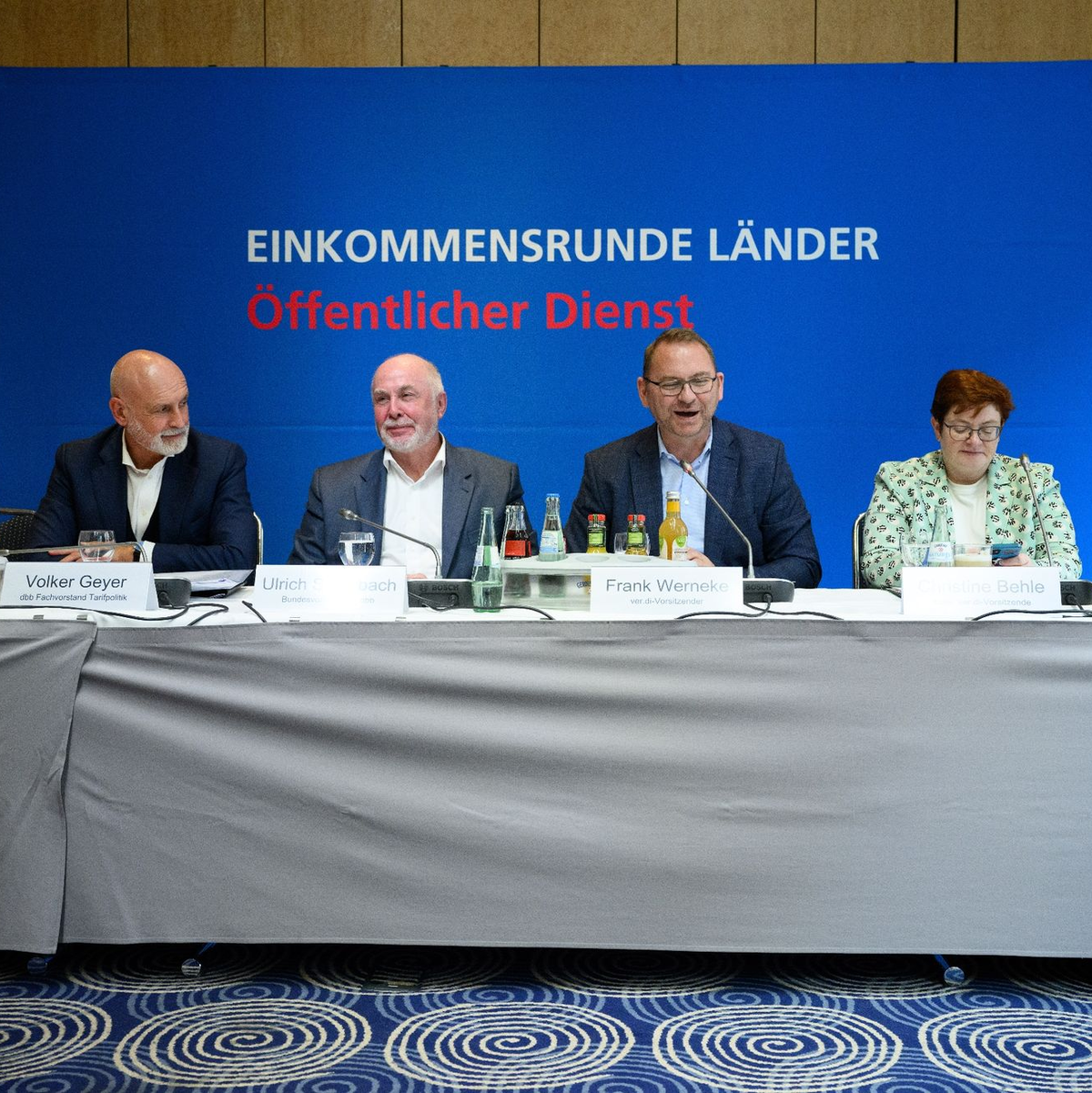 dbb-Bundesvorsitzender Ulrich Silberbach (l) und Verdi-Vorsitzender Frank Werneke hoffen bei den Tarifverhandlungen für den öffentlichen Dienst auf ein Angebot der Länder. - Foto: Bernd von Jutrczenka/dpa
