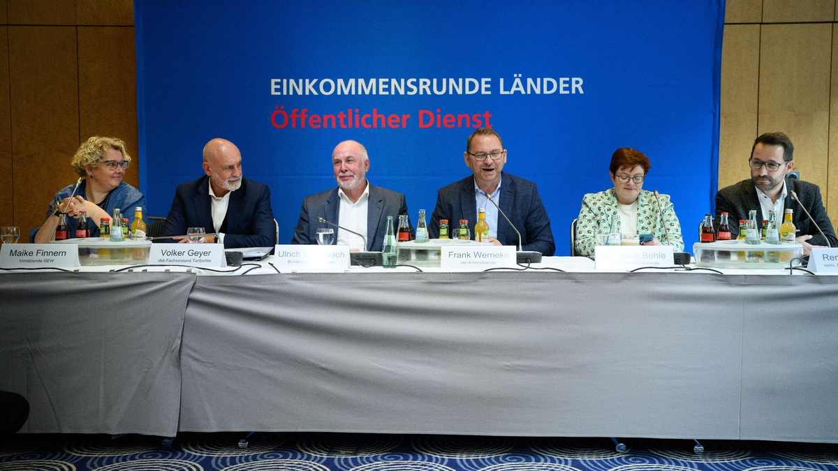 Pressekonferenz über den Beschluss der Tarifkommissionen der Vereinten Dienstleistungsgewerkschaft (Verdi) und des dbb Beamtenbund und Tarifunion in Berlin. - Foto: Bernd von Jutrczenka/dpa