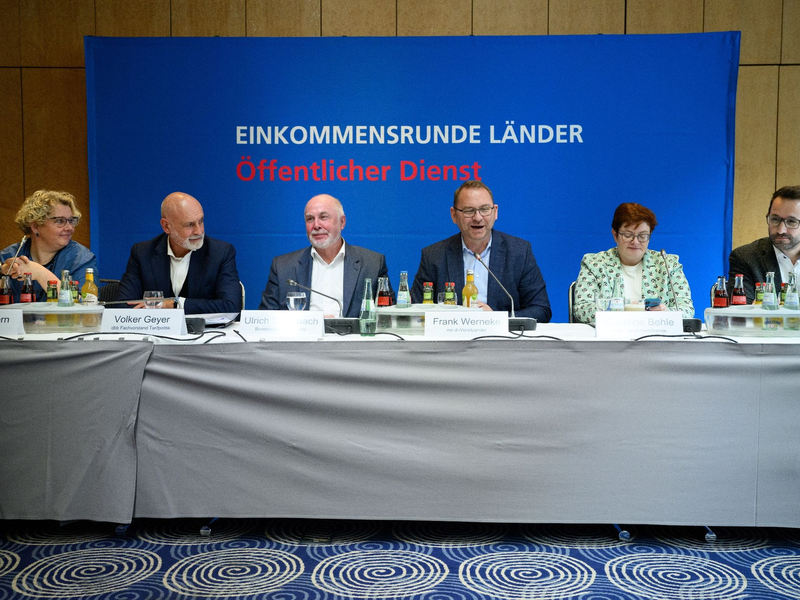 dbb-Bundesvorsitzender Ulrich Silberbach (l) und Verdi-Vorsitzender Frank Werneke hoffen bei den Tarifverhandlungen für den öffentlichen Dienst auf ein Angebot der Länder. - Foto: Bernd von Jutrczenka/dpa