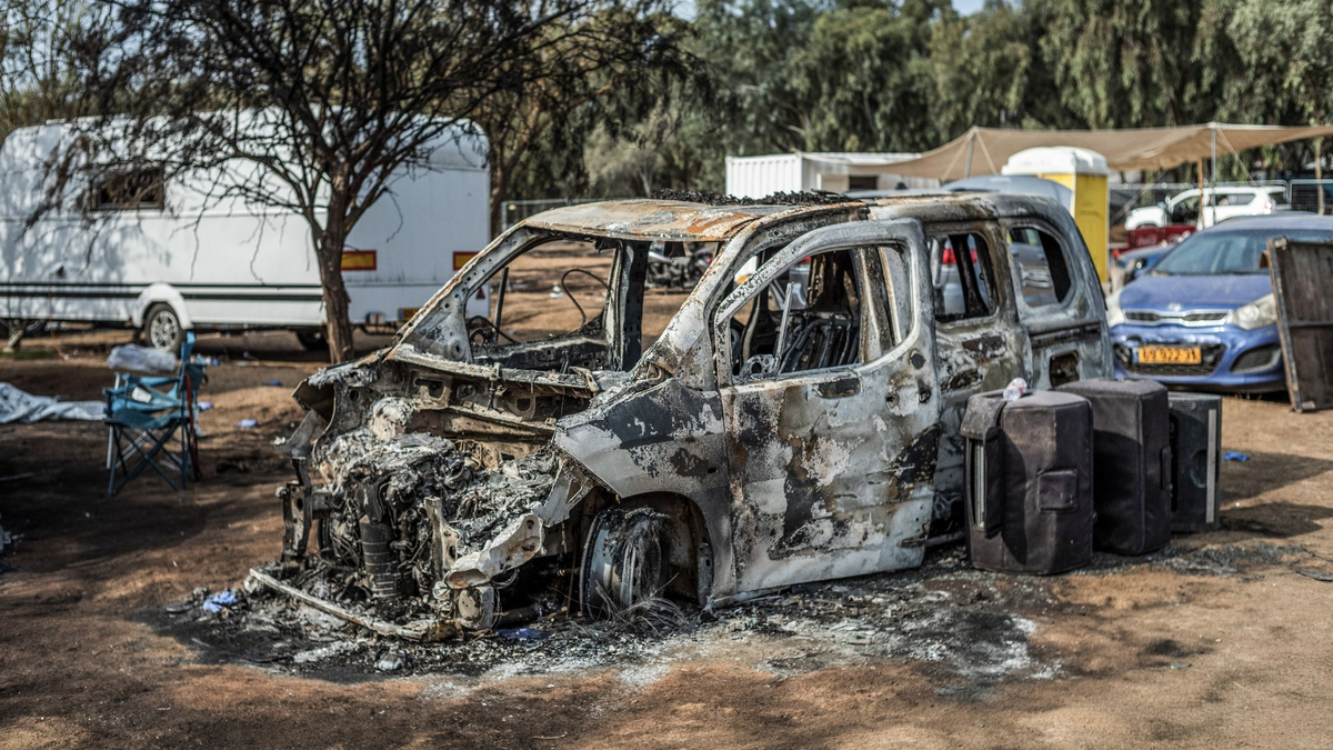 Spur der Zerstörung: Blick auf das Gelände des elektronischen Musikfestivals Supernova nach dem Terrorangriff der Hamas. - Foto: Ilia Yefimovich/dpa
