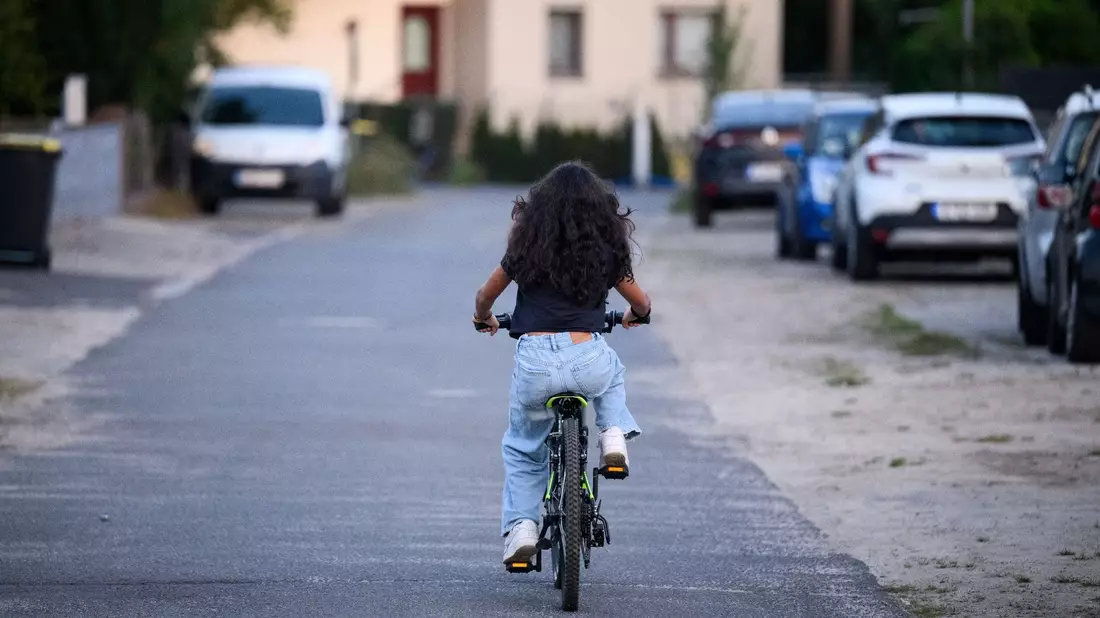 Sara fährt mit einem Fahrrad auf einer Straße in Berlin-Spandau. Die 12-jährige Gymnasiastin hat die häufigste Art von Kinderrheuma (juvenile idiopathische Arthritis). - Bild: Bernd von Jutrczenka/dpa