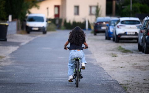 Sara fährt mit einem Fahrrad auf einer Straße in Berlin-Spandau. Die 12-jährige Gymnasiastin hat die häufigste Art von Kinderrheuma (juvenile idiopathische Arthritis). - Foto: Bernd von Jutrczenka/dpa