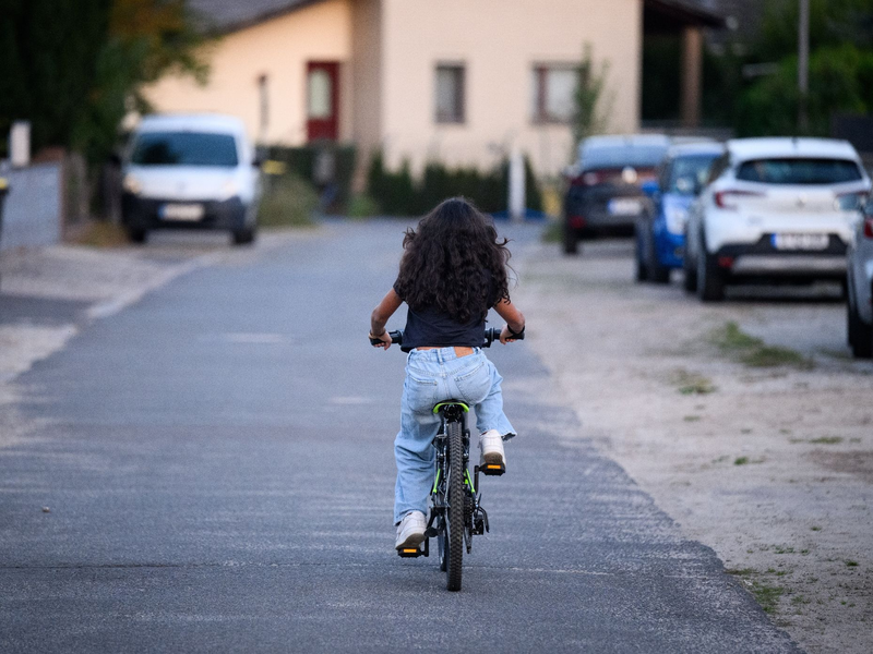 Sara fährt mit einem Fahrrad auf einer Straße in Berlin-Spandau. Die 12-jährige Gymnasiastin hat die häufigste Art von Kinderrheuma (juvenile idiopathische Arthritis). - Foto: Bernd von Jutrczenka/dpa