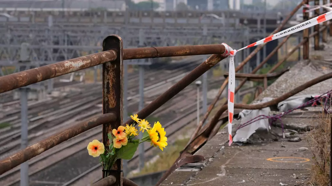 Ein Strauß Plastikblumen nahe der Unfallstelle in Mestre. - Bild: Antonio Calanni/AP/dpa