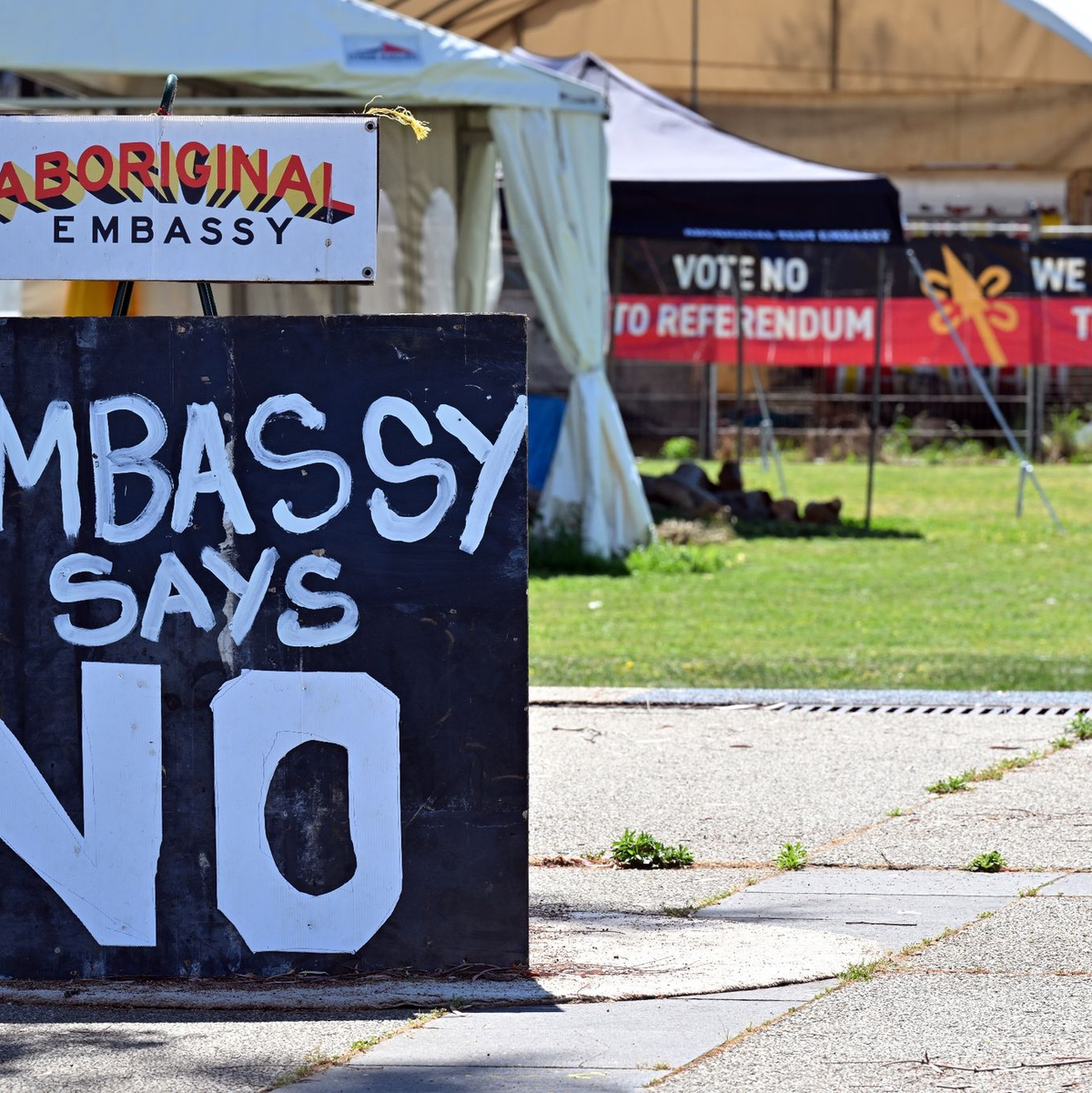 Eine symbolisch errichtete Aborigine-Botschaft in der Hauptstadt Canberra ist gegen die Gremium-Lösung für Indigene. - Foto: Mick Tsikas/AAP/dpa