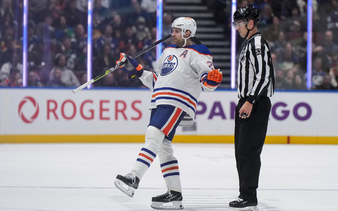 Edmontons Leon Draisaitl (l) im Zweikampf mit Ian Cole von den Vancouver Canucks. - Foto: DARRYL DYCK/The Canadian Press/AP/dpa