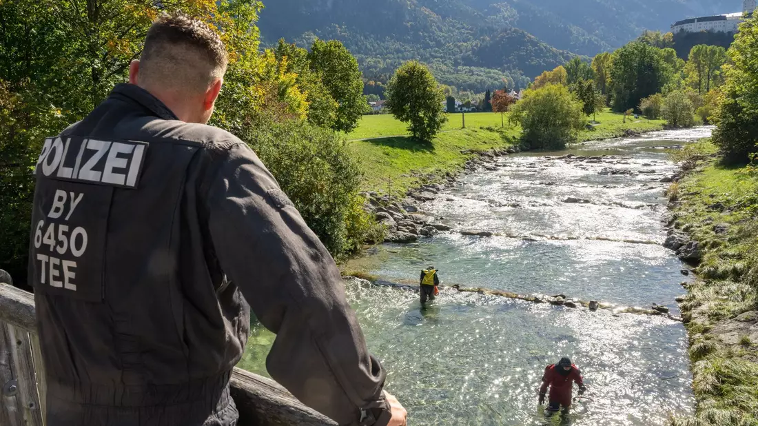Nach dem Tod der Studentin suchen Polizeitaucher in Aschau im Chiemgau das Flussbett der Prien nach Spuren ab. - Bild: Peter Kneffel/dpa