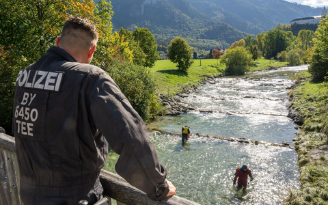 Nach dem Tod der Studentin suchen Polizeitaucher im Oktober 2022 in Aschau im Chiemgau das Flussbett der Prien nach Spuren ab. - Foto: Peter Kneffel/dpa