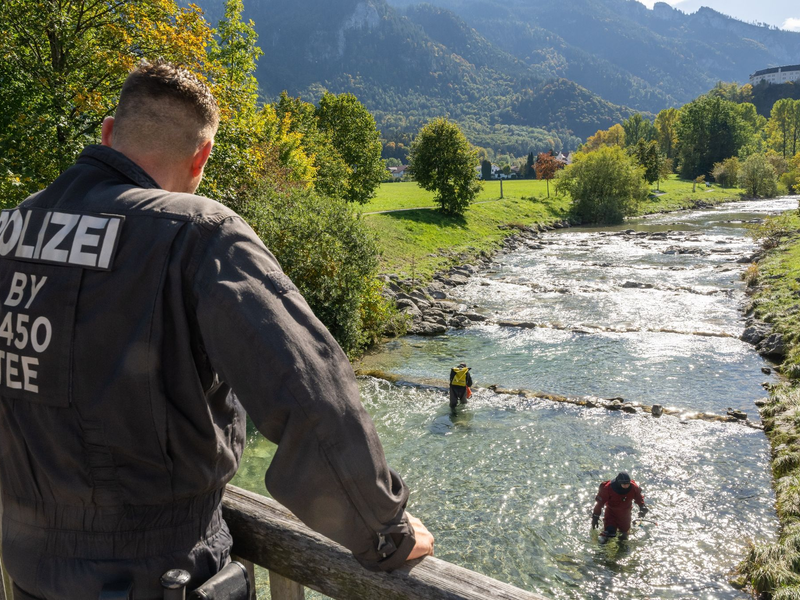 Nach dem Tod der Studentin suchen Polizeitaucher im Oktober 2022 in Aschau im Chiemgau das Flussbett der Prien nach Spuren ab. - Foto: Peter Kneffel/dpa