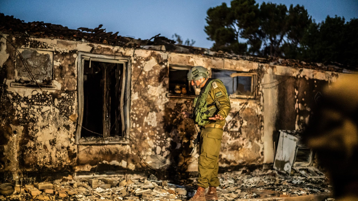Ein israelischer Soldat inspiziert ein zerstörtes Haus im Kibbutz Beeri. Rettungskräfte hatten von dort grausame Bilder veröffentlicht. - Foto: Ilia Yefimovich/dpa