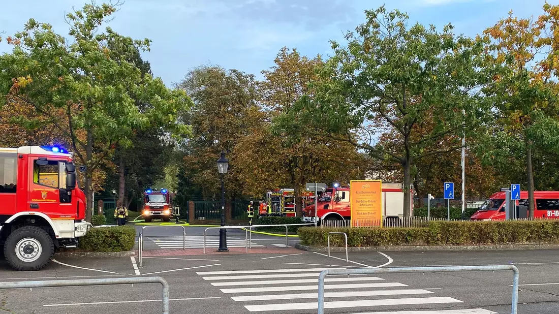 Einsatzfahrzeuge der Feuerwehr stehen vor dem Heidepark Soltau. - Bild: Sascha Thelen/dpa