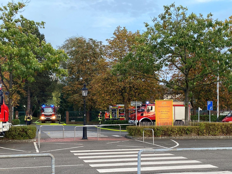 Einsatzfahrzeuge der Feuerwehr stehen vor dem Heidepark Soltau. - Foto: Sascha Thelen/dpa