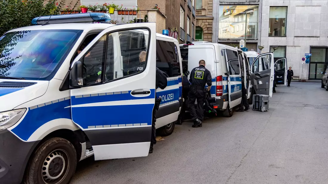 Polizisten sind in der Duisburger Innenstadt im Einsatz. - Bild: Christoph Reichwein/dpa