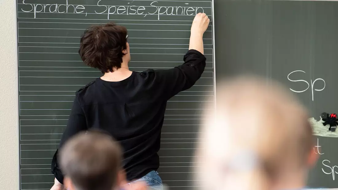 An Grundschulen könnte es bald ausreichend Lehrkräfte geben. - Bild: Sebastian Gollnow/dpa