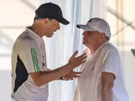 Uli Hoeneß steht zu seiner Kritik an Bayern-Trainer Thomas Tuchel. - Foto: David Inderlied/dpa