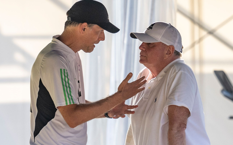 Uli Hoeneß steht zu seiner Kritik an Bayern-Trainer Thomas Tuchel. - Foto: David Inderlied/dpa