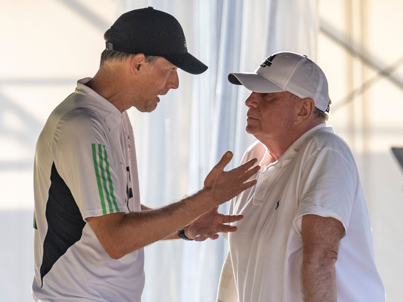 Uli Hoeneß steht zu seiner Kritik an Bayern-Trainer Thomas Tuchel. - Foto: David Inderlied/dpa