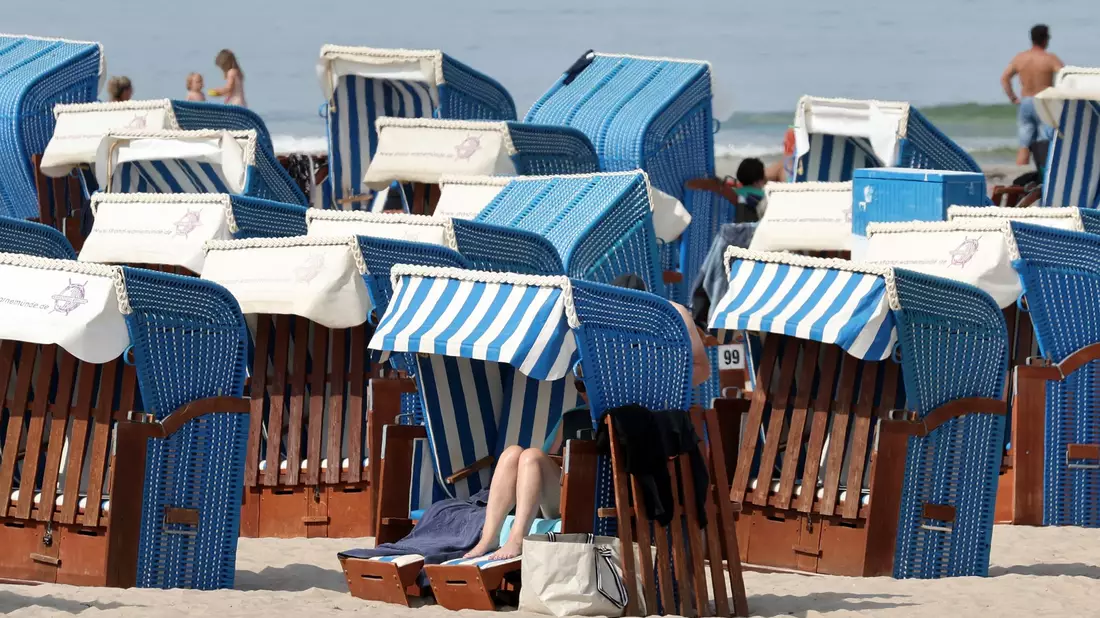Zum Beginn des Wochenendes könnte es laut Prognosen des Deutschen Wetterdienstes in manchen Regionen noch einmal sommerlich heiß werden. - Bild: Bernd Wüstneck/dpa