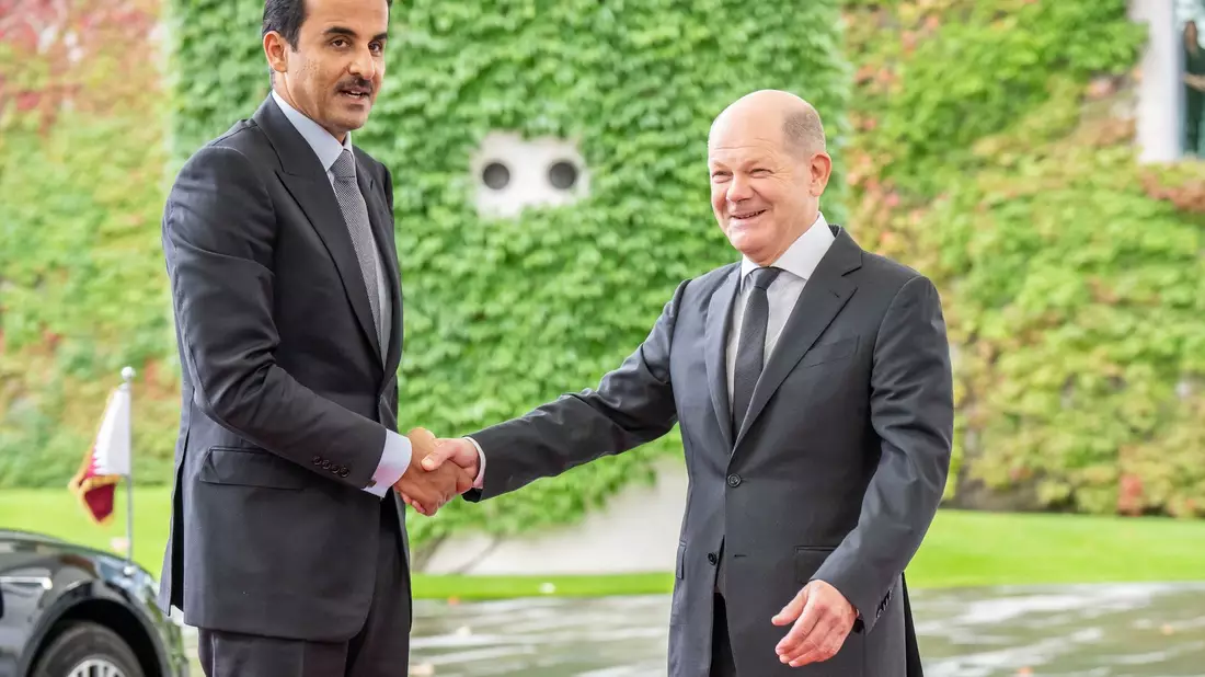 Kanzler Olaf Scholz begrüsst den Emir von Katar, Scheich Tamim bin Hamad bin Khalifa Al Thani, am Kanzleramt. - Bild: Michael Kappeler/dpa