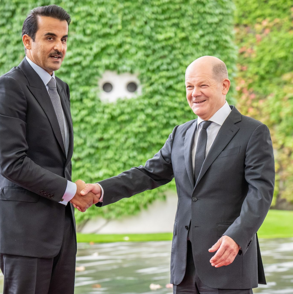 Kanzler Olaf Scholz begrüsst den Emir von Katar, Scheich Tamim bin Hamad bin Khalifa Al Thani, am Kanzleramt. - Foto: Michael Kappeler/dpa