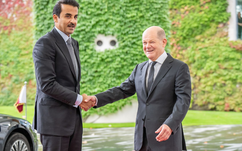 Kanzler Olaf Scholz begrüsst den Emir von Katar, Scheich Tamim bin Hamad bin Khalifa Al Thani, am Kanzleramt. - Foto: Michael Kappeler/dpa Kanzler Olaf Scholz begrüsst den Emir von Katar, Scheich Tamim bin Hamad bin Khalifa Al Thani, am Kanzleramt. - Foto: Michael Kappeler/dpa