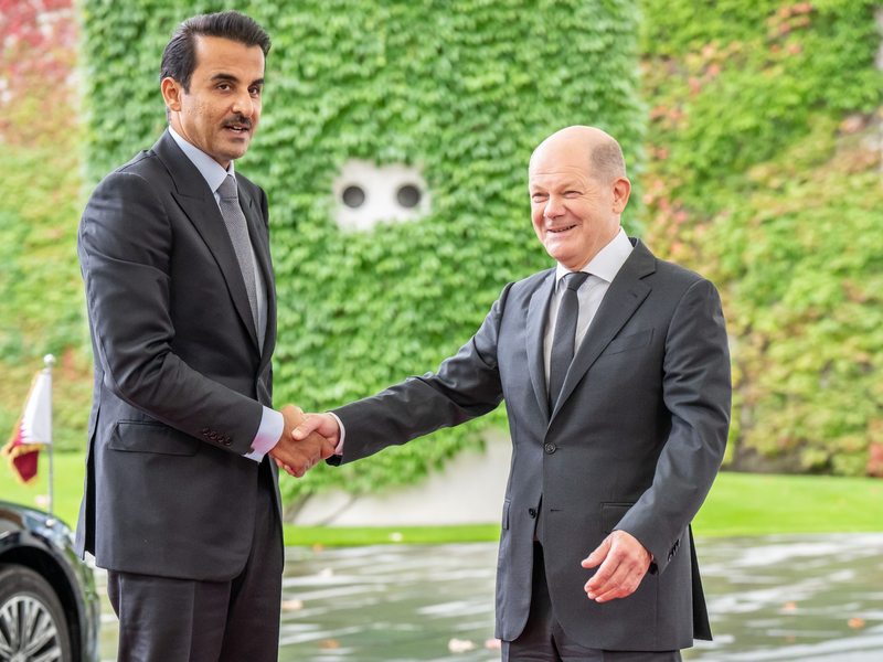 Kanzler Olaf Scholz begrüsst den Emir von Katar, Scheich Tamim bin Hamad bin Khalifa Al Thani, am Kanzleramt. - Foto: Michael Kappeler/dpa