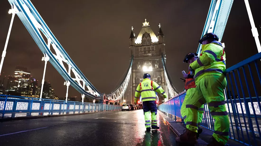 Ingenieure arbeiten an der Tower Bridge. Zum ersten Mal seit Jahrzehnten werden die zwei Meter langen «Nasenbolzen», die die beiden Baskülen (Brückendecks) zusammenhalten, wenn die Brücke geschlossen ist, entfernt und ersetzt. - Bild: James Manning/PA Wire/dpa