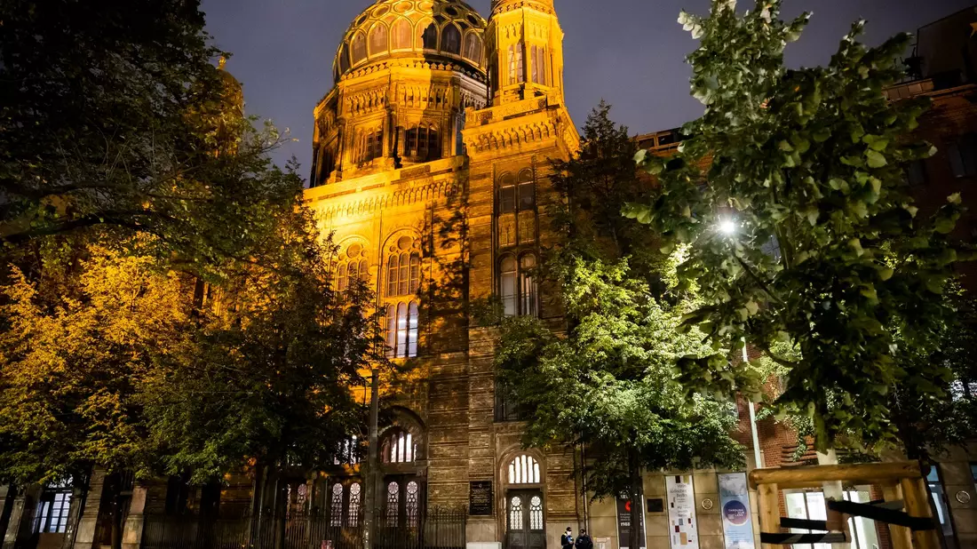 Die Neue Synagoge an der Oranienburger Straße in Berlin-Mitte. - Bild: Christoph Soeder/dpa