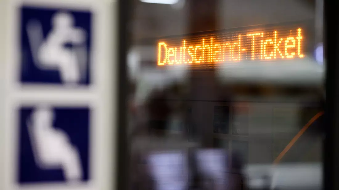 Wie sieht es um die Zukunft des Deutschland-Tickets aus? - Bild: Bernd von Jutrczenka/dpa