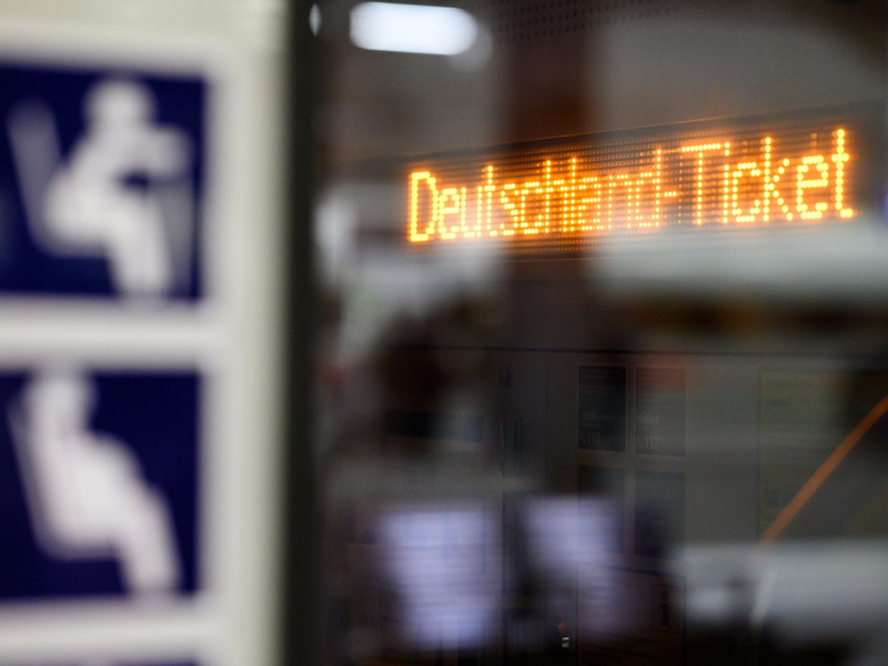 Wie sieht es um die Zukunft des Deutschland-Tickets aus? - Foto: Bernd von Jutrczenka/dpa