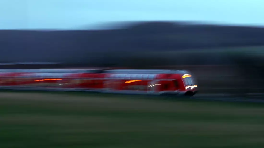 Immer mehr Menschen in Deutschland pendeln zur Arbeit. Das zeigt eine neue Statistik. Welche Verkehrsmittel dafür genutzt werden, geht daraus nicht hervor. - Bild: Karl-Josef Hildenbrand/dpa