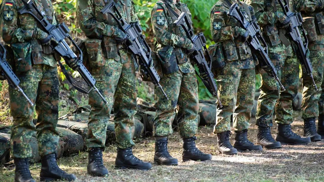 Deutschland sagt 35.000 Soldaten für eine neue Nato-Strategie zu. - Bild: Christophe Gateau/dpa
