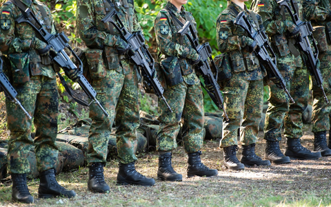 Deutschland sagt 35.000 Soldaten für eine neue Nato-Strategie zu. - Foto: Christophe Gateau/dpa