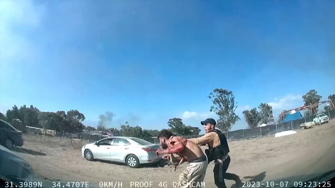 Auf diesem Bild aus einem Videos attackiert ein bewaffneter Palästinenser einen Israeli während eines Angriffs von militanten Hamas-Kämpfern auf die Teilnehmer eines Musikfestivals in der Negev-Wüste. - Bild: Uncredited/South First Responders/AP
