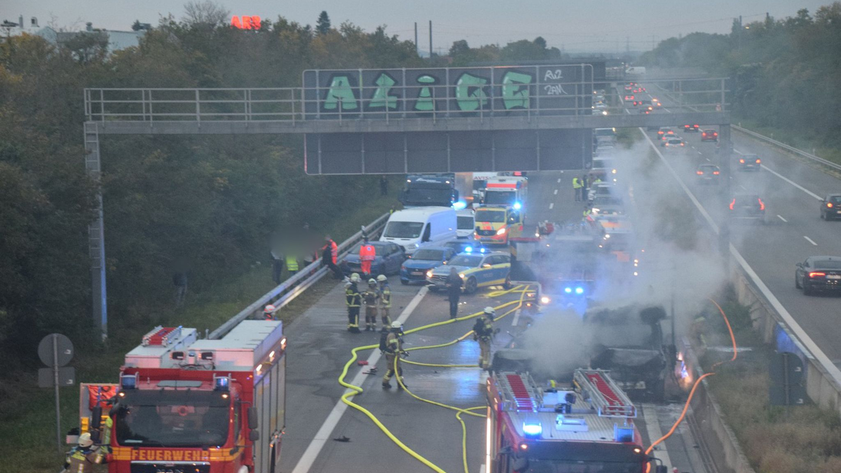 Zahlreiche Einsatzkräfte der Feuerwehr bei Löscharbeiten an einem brennenden Fahrzeug auf der A5. - Foto: Rene Priebe/dpa