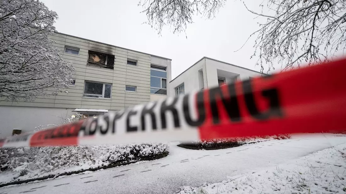 Polizeiabsperrband ist nach einem Brand in einer Pflegeeinrichtung in Reutlingen im Januar dieses Jahres um Teile des Gebäudes angebracht. - Bild: Marijan Murat/dpa