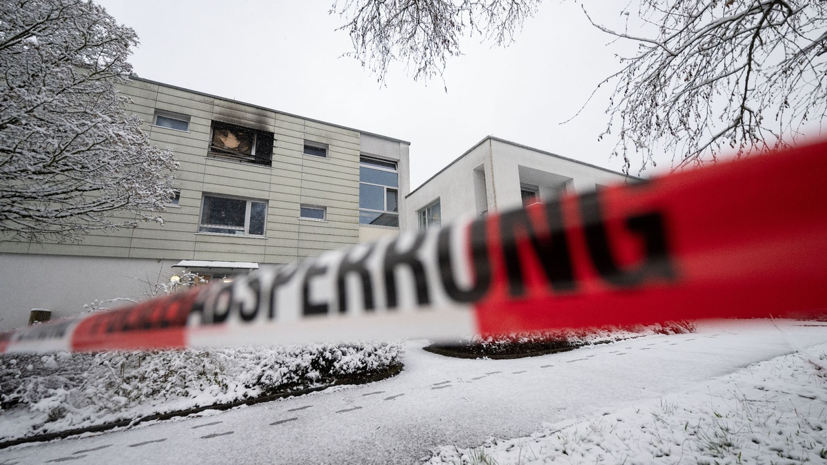 Polizeiabsperrband ist nach einem Brand in einer Pflegeeinrichtung in Reutlingen im Januar dieses Jahres um Teile des Gebäudes angebracht. - Foto: Marijan Murat/dpa