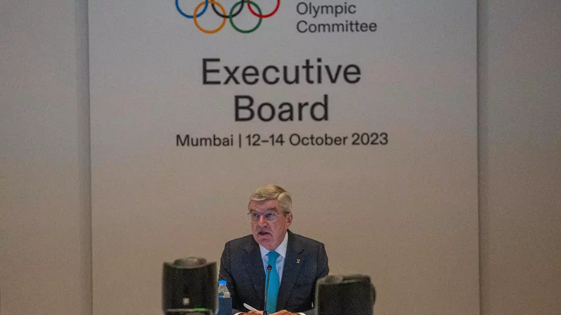 IOC-Präsident Thomas Bach bei der Sitzung der Exekutive in Mumbai. - Bild: Rafiq Maqbool/AP/dpa