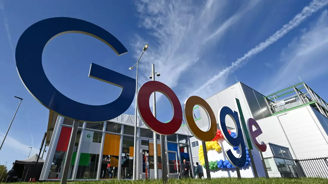 Ein Google-Schriftzug vor dem Gebäude des neuen Google Cloud-Rechenzentrum in Hanau. - Bild: Arne Dedert/dpa