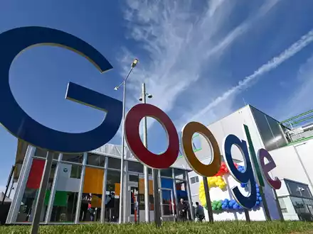 Ein Google-Schriftzug vor dem Gebäude des neuen Google Cloud-Rechenzentrum in Hanau. - Foto: Arne Dedert/dpa