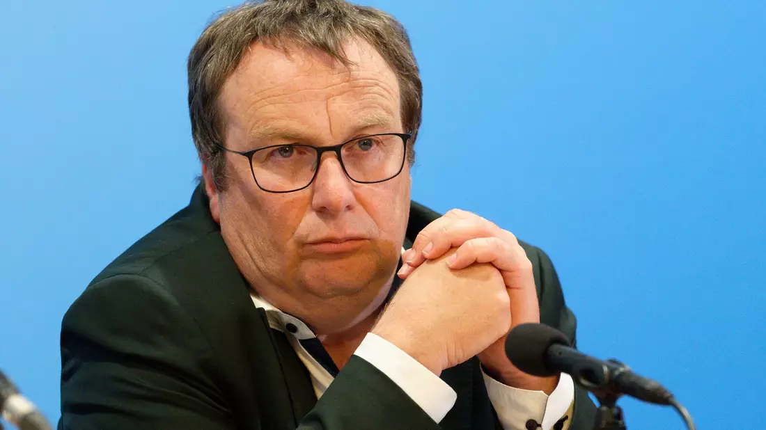 Der Vorsitzende der Verkehrsministerkonferenz,  Oliver Krischer (Bündnis 90/Die Grünen), bei der Pressekonferenz zum Abschluss. - Bild: Henning Kaiser/dpa