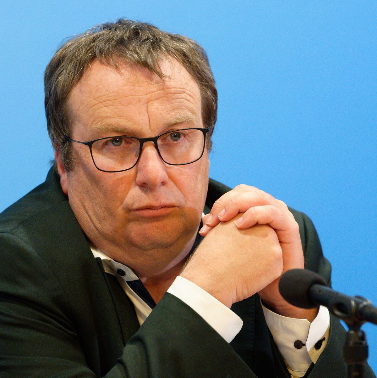 Der Vorsitzende der Verkehrsministerkonferenz,  Oliver Krischer (Bündnis 90/Die Grünen), bei der Pressekonferenz zum Abschluss. - Foto: Henning Kaiser/dpa
