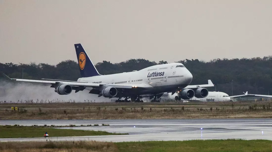 Eine Boeing 747 Jumbo-Jet der Lufthansa aus Tel Aviv rollt nach ihrer Landung zu ihrer Parkposition am Frankfurter Flughafen. - Bild: Hannes Albert/dpa-Pool/dpa