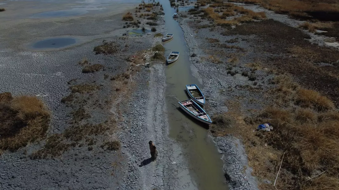 Boote an einem fast ausgetrockneten Ufer des Titicacasees nahe der Ortschaft Huarina in Bolivien. - Bild: Alexis Gomez/dpa