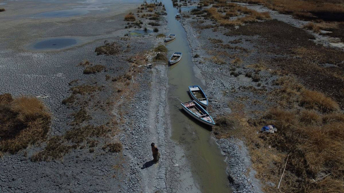 Boote an einem fast ausgetrockneten Ufer des Titicacasees nahe der Ortschaft Huarina in Bolivien. - Foto: Alexis Gomez/dpa