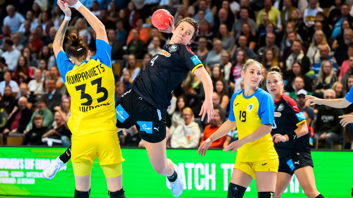 Alina Grijseels (M) steuerte beim 31:24 gegen die Ukraine sieben Tore bei. - Foto: Marco Wolf/dpa