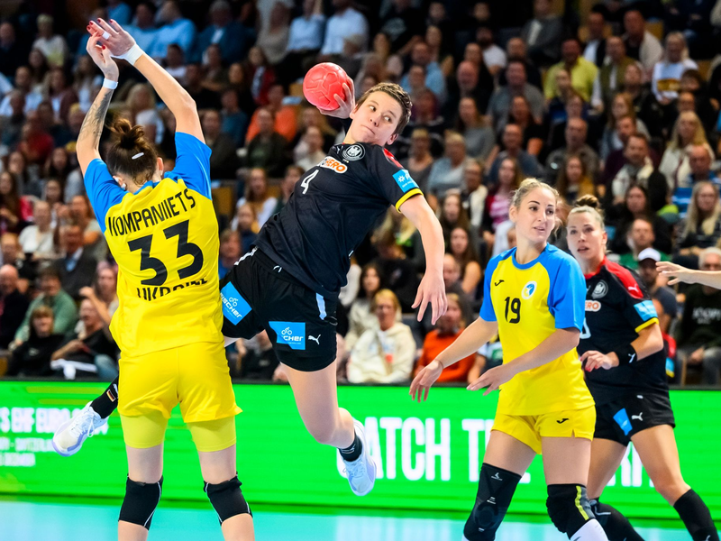 Deutschlands Handballerinnen sind mit einem Sieg gegen die Ukraine in die EM gestartet. - Foto: Marco Wolf/dpa