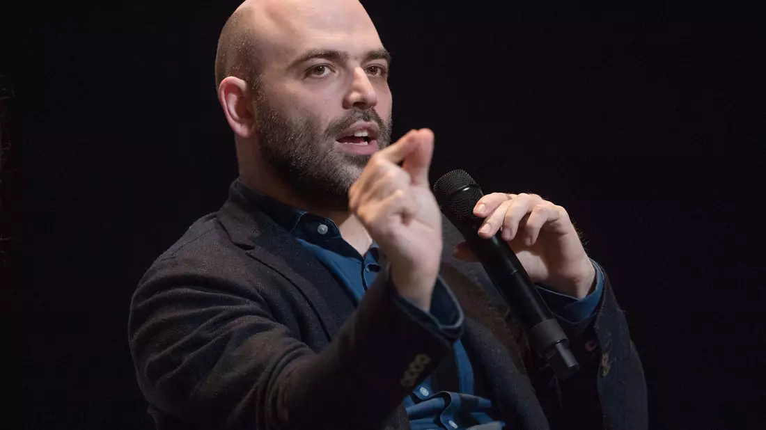 Der italienische Journalist und Schriftsteller Roberto Saviano. - Bild: Jörg Carstensen/dpa