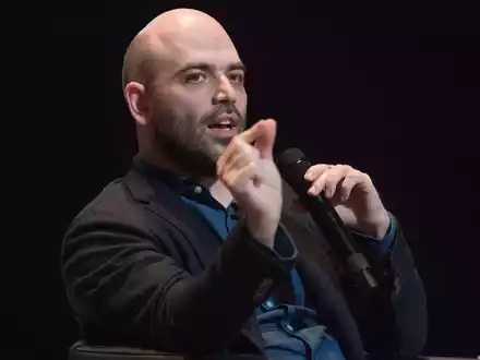 Der italienische Journalist und Schriftsteller Roberto Saviano. - Foto: Jörg Carstensen/dpa