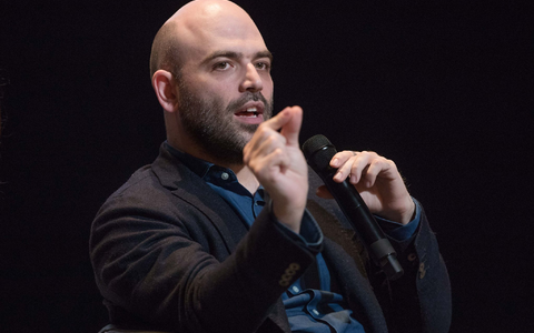 Der italienische Journalist und Schriftsteller Roberto Saviano. - Foto: Jörg Carstensen/dpa